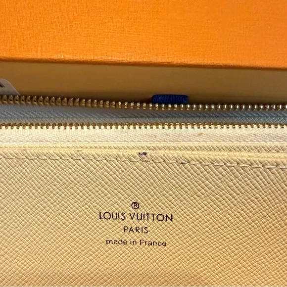 Louis Vuitton Zippy Wallet Damier Azur  - Cream and Gray - Picture 5 of 5